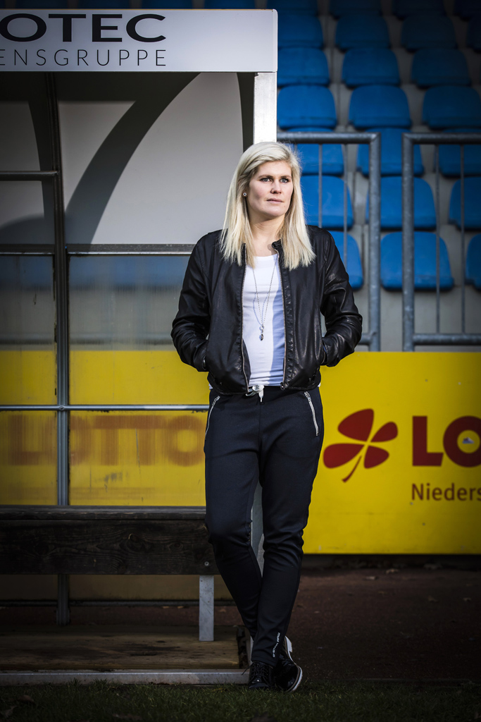 Cloppenburg / 30.12.2018 - Fußball-Trainerin Imke Wübbenhorst . Imke Wübbenhorst posiert im Stadion des BV Cloppenburg für den Fotografen. Fußball- Trainerin Imke Wübbenhorst im Stadion des BV Cloppenburg - 30.12.2018 - Cloppenburg. Sie trainiert als erste Frau eine Oberliga Mannschaft der Herren im deutschen Profi Fußball.