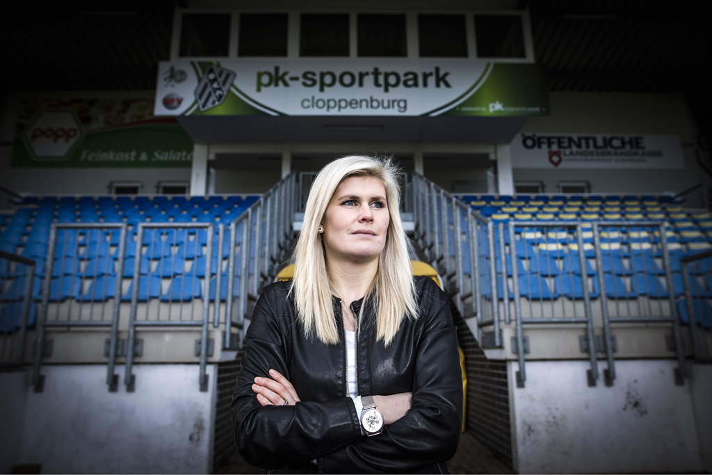 Cloppenburg / 30.12.2018 - Fußball-Trainerin Imke Wübbenhorst . Imke Wübbenhorst posiert im Stadion des BV Cloppenburg für den Fotografen. Fußball- Trainerin Imke Wübbenhorst im Stadion des BV Cloppenburg - 30.12.2018 - Cloppenburg. Sie trainiert als erste Frau eine Oberliga Mannschaft der Herren im deutschen Profi Fußball.