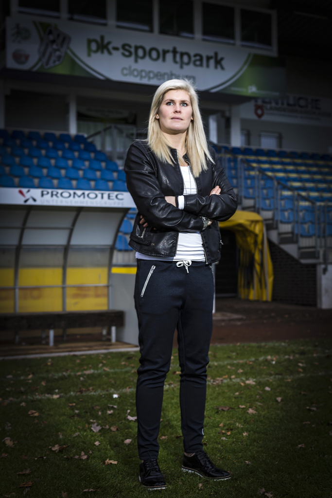 Cloppenburg / 30.12.2018 - Fußball-Trainerin Imke Wübbenhorst . Imke Wübbenhorst posiert im Stadion des BV Cloppenburg für den Fotografen. Fußball- Trainerin Imke Wübbenhorst im Stadion des BV Cloppenburg - 30.12.2018 - Cloppenburg. Sie trainiert als erste Frau eine Oberliga Mannschaft der Herren im deutschen Profi Fußball.