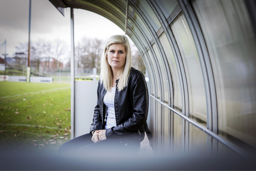 Cloppenburg / 30.12.2018 - Fußball-Trainerin Imke Wübbenhorst . Imke Wübbenhorst posiert im Stadion des BV Cloppenburg für den Fotografen. Fußball- Trainerin Imke Wübbenhorst im Stadion des BV Cloppenburg - 30.12.2018 - Cloppenburg. Sie trainiert als erste Frau eine Oberliga Mannschaft der Herren im deutschen Profi Fußball.