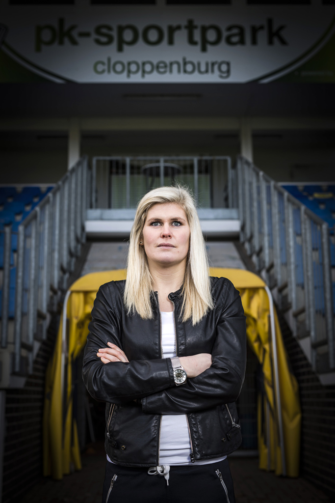 Cloppenburg / 30.12.2018 - Fußball-Trainerin Imke Wübbenhorst . Imke Wübbenhorst posiert im Stadion des BV Cloppenburg für den Fotografen. Fußball- Trainerin Imke Wübbenhorst im Stadion des BV Cloppenburg - 30.12.2018 - Cloppenburg. Sie trainiert als erste Frau eine Oberliga Mannschaft der Herren im deutschen Profi Fußball.