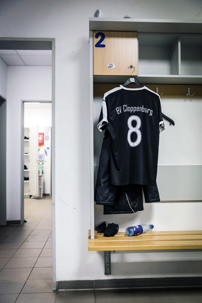 Cloppenburg / 30.12.2018 - Fußball-Trainerin Imke Wübbenhorst . Imke Wübbenhorst posiert in der Kabine der Herren des BV Cloppenburg für den Fotografen. Fußball- Trainerin Imke Wübbenhorst im Stadion des BV Cloppenburg - 30.12.2018 - Cloppenburg. Sie trainiert als erste Frau eine Oberliga Mannschaft der Herren im deutschen Profi Fußball.