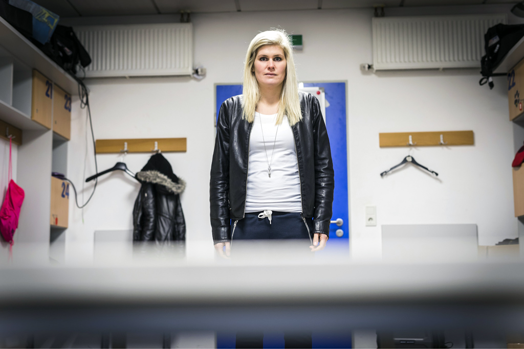 Cloppenburg / 30.12.2018 - Fußball-Trainerin Imke Wübbenhorst . Imke Wübbenhorst posiert in der Kabine der Herren des BV Cloppenburg für den Fotografen. Fußball- Trainerin Imke Wübbenhorst im Stadion des BV Cloppenburg - 30.12.2018 - Cloppenburg. Sie trainiert als erste Frau eine Oberliga Mannschaft der Herren im deutschen Profi Fußball.