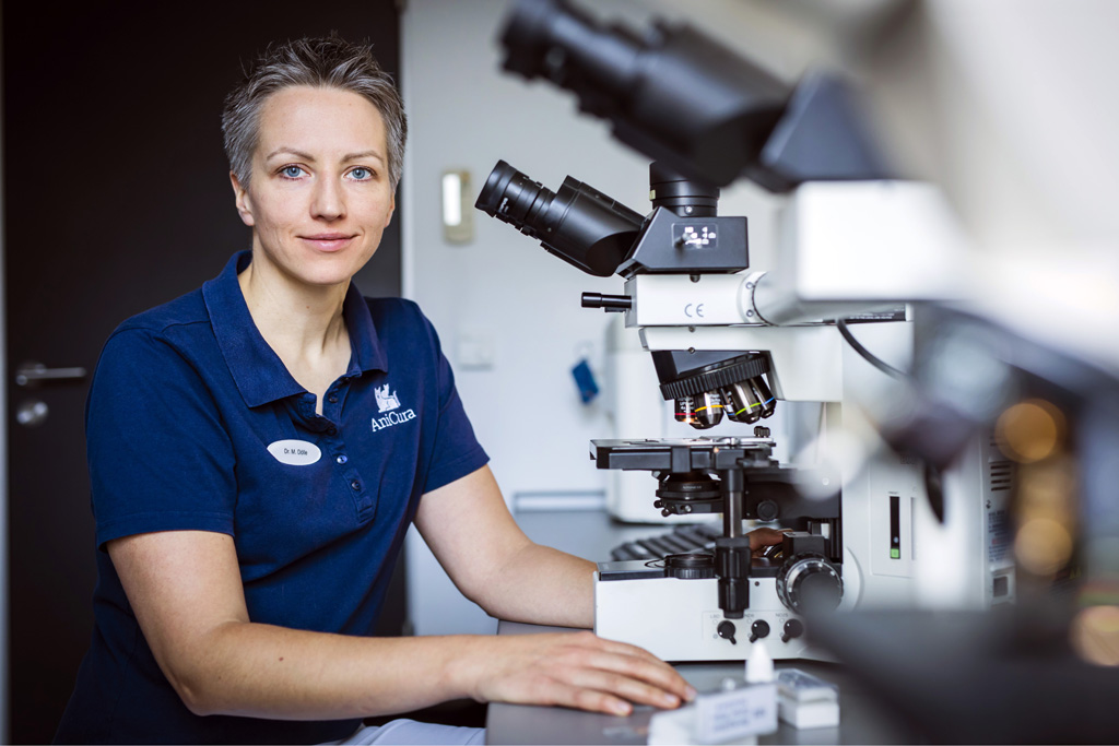 Hamburg / 10.12.2018 - Augenoperation Tierklinik „Anicura“. Dr. Dölle (Geschäftsführerin der Praxis). Fotoreportage: Augenoperation in der Tierklinik „Anicura“ - 10.12.2018 - Hamburg.
AniCura ist ein europäischer Anbieter für die tierärztliche Versorgung von Haustieren uns spezialisiert auf High-Tech Medizin. OP-Hund: Eddie (8) Rasse: Magyar Vizsla (ungarischer Jagthund).
Besitzerin: Sandra Kühl (mit Fotos einverstanden).
Operateur: Tierärztin Dr. Teresa Bilotta .