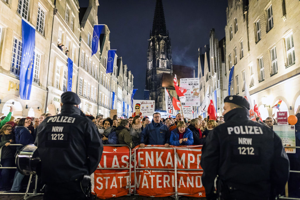 Urheberrechtlich geschuetzte Aufnahmen. Jede Verwendung ist honorarpflichtig und muss beim Urheber angezeigt werden!  [CREDIT: Lars Berg / WWW.LARSBERG.EU Ê- Lars Berg, Von der Tinnenstrasse 13, 48145 Muenster, Germany, mobile +49 179 1379630, Bank: Commerzbank Mnster, IBAN: DE09 4008 0040 0600 9372 00 BIC: DRES DE FF 400, Finanzamt Muenster-Innenstadt, Steuernummer 337/5017/1774, USt-IdNr. DE247738150 - Verwendung nur gegen Namensnennung, Beleg und Honorar entsprechend aktueller MFMPreisliste zzgl. 7 Prozent MwSt - Bei der Verwendung ausserhalb journalistischer Berichterstattung (z.B. Werbung etc.) bitte vorher mit dem Autor Kontakt aufnehmen. Es wird grundsaetzlich keine Einholung von Persoenlichkeits-, Kunst- oder Markenrechten zugesichert, es sei denn, dies ist hier in der Bildbeschriftung ausdruecklich vermerkt. Die Einholung dieser Rechte obliegt dem Nutzer. Es gelten die unter WWW.LARSBERG.EU aufgefhrten AGB. - NO MODEL RELEASE - ]