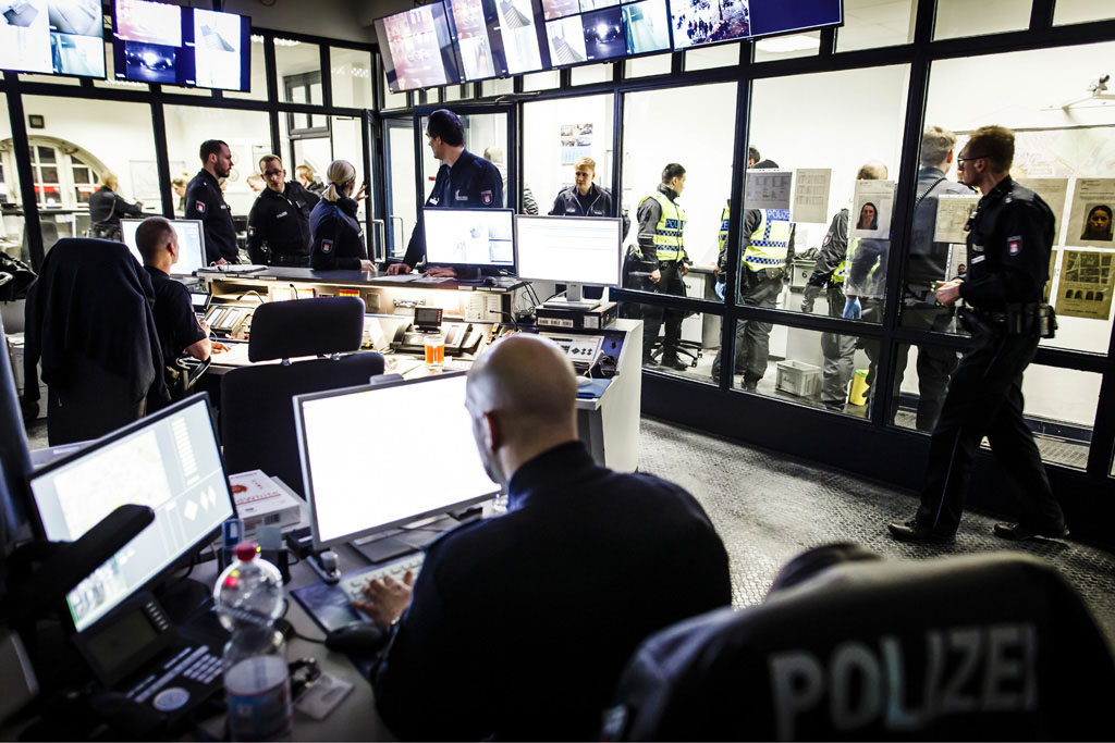 Urheberrechtlich geschuetzte Aufnahmen. Jede Verwendung ist honorarpflichtig und muss beim Urheber vorher angezeigt werden!  [CREDIT: Lars Berg / WWW.LARSBERG.EU Ê- Lars Berg, Von der Tinnenstrasse 13, 48145 Muenster, Germany, mobile +49 179 1379630, Bank: Commerzbank Mnster, IBAN: DE09 4008 0040 0600 9372 00 BIC: DRES DE FF 400, Finanzamt Muenster-Innenstadt, Steuernummer 337/5017/1774, USt-IdNr. DE247738150 - Verwendung nur gegen Namensnennung, Beleg und Honorar entsprechend aktueller MFMPreisliste zzgl. 7 Prozent MwSt - Bei der Verwendung ausserhalb journalistischer Berichterstattung (z.B. Werbung etc.) bitte vorher mit dem Autor Kontakt aufnehmen. Es wird grundsaetzlich keine Einholung von Persoenlichkeits-, Kunst- oder Markenrechten zugesichert, es sei denn, dies ist hier in der Bildbeschriftung ausdruecklich vermerkt. Die Einholung dieser Rechte obliegt dem Nutzer. Es gelten die unter WWW.LARSBERG.EU aufgefhrten AGB. - NO MODEL RELEASE - ]