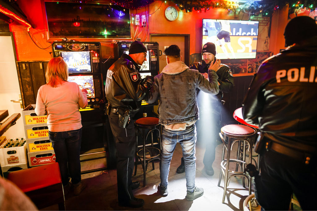 Urheberrechtlich geschuetzte Aufnahmen. Jede Verwendung ist honorarpflichtig und muss beim Urheber vorher angezeigt werden!  [CREDIT: Lars Berg / WWW.LARSBERG.EU Ê- Lars Berg, Von der Tinnenstrasse 13, 48145 Muenster, Germany, mobile +49 179 1379630, Bank: Commerzbank Mnster, IBAN: DE09 4008 0040 0600 9372 00 BIC: DRES DE FF 400, Finanzamt Muenster-Innenstadt, Steuernummer 337/5017/1774, USt-IdNr. DE247738150 - Verwendung nur gegen Namensnennung, Beleg und Honorar entsprechend aktueller MFMPreisliste zzgl. 7 Prozent MwSt - Bei der Verwendung ausserhalb journalistischer Berichterstattung (z.B. Werbung etc.) bitte vorher mit dem Autor Kontakt aufnehmen. Es wird grundsaetzlich keine Einholung von Persoenlichkeits-, Kunst- oder Markenrechten zugesichert, es sei denn, dies ist hier in der Bildbeschriftung ausdruecklich vermerkt. Die Einholung dieser Rechte obliegt dem Nutzer. Es gelten die unter WWW.LARSBERG.EU aufgefhrten AGB. - NO MODEL RELEASE - ]