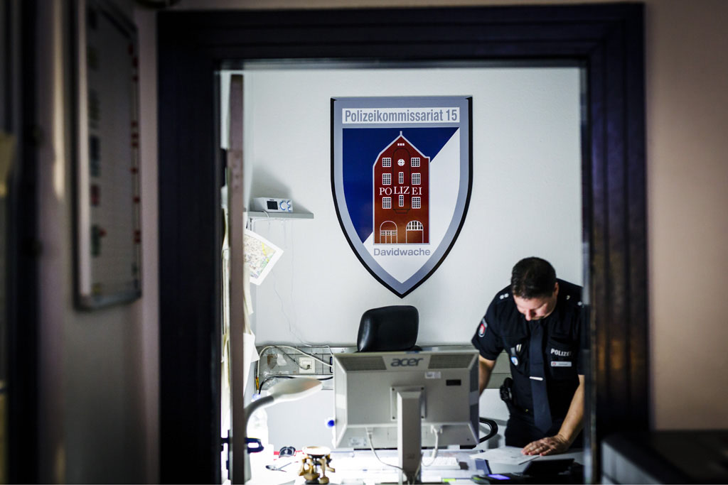 Urheberrechtlich geschuetzte Aufnahmen. Jede Verwendung ist honorarpflichtig und muss beim Urheber vorher angezeigt werden!  [CREDIT: Lars Berg / WWW.LARSBERG.EU Ê- Lars Berg, Von der Tinnenstrasse 13, 48145 Muenster, Germany, mobile +49 179 1379630, Bank: Commerzbank Mnster, IBAN: DE09 4008 0040 0600 9372 00 BIC: DRES DE FF 400, Finanzamt Muenster-Innenstadt, Steuernummer 337/5017/1774, USt-IdNr. DE247738150 - Verwendung nur gegen Namensnennung, Beleg und Honorar entsprechend aktueller MFMPreisliste zzgl. 7 Prozent MwSt - Bei der Verwendung ausserhalb journalistischer Berichterstattung (z.B. Werbung etc.) bitte vorher mit dem Autor Kontakt aufnehmen. Es wird grundsaetzlich keine Einholung von Persoenlichkeits-, Kunst- oder Markenrechten zugesichert, es sei denn, dies ist hier in der Bildbeschriftung ausdruecklich vermerkt. Die Einholung dieser Rechte obliegt dem Nutzer. Es gelten die unter WWW.LARSBERG.EU aufgefhrten AGB. - NO MODEL RELEASE - ]