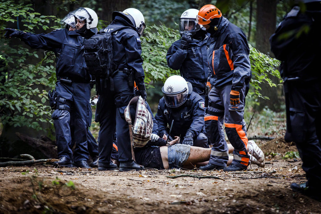Urheberrechtlich Geschuetzte Aufnahmen. Jede Verwendung ist honorarpflichtig und muss beim Urheber angezeigt werden!  [CREDIT: WWW.LARSBERG.EU Ê- Lars Berg, Von der Tinnenstrasse 13, 48145 Muenster, Germany, mobile +49 179 1379630, Bank: Dresdner Bank ÊKonto: 06 009 372 00, BLZ 400 800 40, IBAN: DE09 4008 0040 0600 9372 00 BIC: DRES DE FF 400, Finanzamt Muenster-Innenstadt, Steuernummer 337/5017/1774, USt-IdNr. DE247738150 - Verwendung nur gegen Namensnennung, Beleg und Honorar entsprechend aktueller MFM Preisliste zzgl. 7 Prozent MwSt - Bei der Verwendung ausserhalb journalistischer Berichterstattung (z.B. Werbung etc.) bitte vorher mit dem Autor Kontakt aufnehmen. Es wird grundsaetzlich keine Einholung von Persoenlichkeits-, Kunst- oder Markenrechten zugesichert, es sei denn, dies ist hier in der Bildbeschriftung ausdruecklich vermerkt. Die Einholung dieser Rechte obliegt dem Nutzer. Es gelten die unter WWW.LARSBERG.EU aufgefuehrten AGB`s. - NO MODEL RELEASE - ]