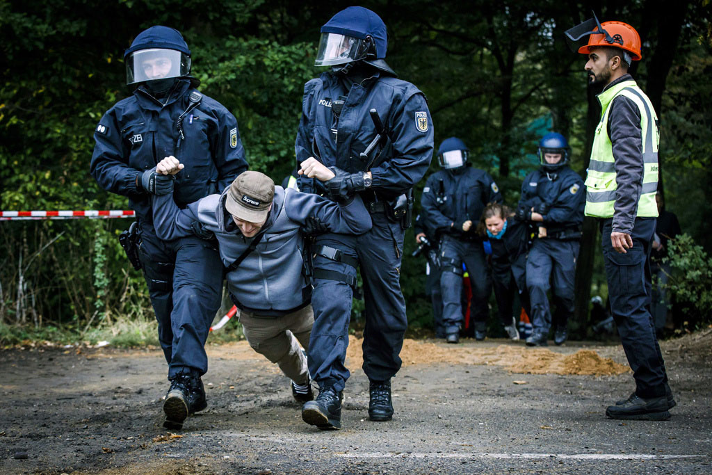 Urheberrechtlich Geschuetzte Aufnahmen. Jede Verwendung ist honorarpflichtig und muss beim Urheber angezeigt werden!  [CREDIT: WWW.LARSBERG.EU Ê- Lars Berg, Von der Tinnenstrasse 13, 48145 Muenster, Germany, mobile +49 179 1379630, Bank: Dresdner Bank ÊKonto: 06 009 372 00, BLZ 400 800 40, IBAN: DE09 4008 0040 0600 9372 00 BIC: DRES DE FF 400, Finanzamt Muenster-Innenstadt, Steuernummer 337/5017/1774, USt-IdNr. DE247738150 - Verwendung nur gegen Namensnennung, Beleg und Honorar entsprechend aktueller MFM Preisliste zzgl. 7 Prozent MwSt - Bei der Verwendung ausserhalb journalistischer Berichterstattung (z.B. Werbung etc.) bitte vorher mit dem Autor Kontakt aufnehmen. Es wird grundsaetzlich keine Einholung von Persoenlichkeits-, Kunst- oder Markenrechten zugesichert, es sei denn, dies ist hier in der Bildbeschriftung ausdruecklich vermerkt. Die Einholung dieser Rechte obliegt dem Nutzer. Es gelten die unter WWW.LARSBERG.EU aufgefuehrten AGB`s. - NO MODEL RELEASE - ]