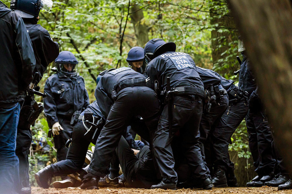 Urheberrechtlich Geschuetzte Aufnahmen. Jede Verwendung ist honorarpflichtig und muss beim Urheber angezeigt werden!  [CREDIT: WWW.LARSBERG.EU Ê- Lars Berg, Von der Tinnenstrasse 13, 48145 Muenster, Germany, mobile +49 179 1379630, Bank: Dresdner Bank ÊKonto: 06 009 372 00, BLZ 400 800 40, IBAN: DE09 4008 0040 0600 9372 00 BIC: DRES DE FF 400, Finanzamt Muenster-Innenstadt, Steuernummer 337/5017/1774, USt-IdNr. DE247738150 - Verwendung nur gegen Namensnennung, Beleg und Honorar entsprechend aktueller MFM Preisliste zzgl. 7 Prozent MwSt - Bei der Verwendung ausserhalb journalistischer Berichterstattung (z.B. Werbung etc.) bitte vorher mit dem Autor Kontakt aufnehmen. Es wird grundsaetzlich keine Einholung von Persoenlichkeits-, Kunst- oder Markenrechten zugesichert, es sei denn, dies ist hier in der Bildbeschriftung ausdruecklich vermerkt. Die Einholung dieser Rechte obliegt dem Nutzer. Es gelten die unter WWW.LARSBERG.EU aufgefuehrten AGB`s. - NO MODEL RELEASE - ]