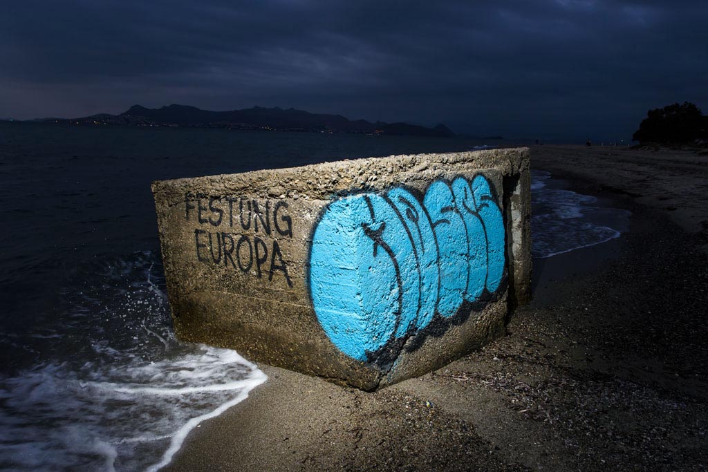 Fotoprojekt "Festung Europa" - Kos (Greece). Fotograf Lars Berg unterwegs an der EU-Au§engrenze zwischen Kos und Bodrum. Es ist der Fluchtweg fr tausende Menschen Richtung Europa. Von Bodrum an der tuerkischen Kueste ueber das Mittelmeer zur griechischen Insel Kos. In ueberfuellten Schlauchbooten treten sie in der Nacht die lebensgefaehrliche Fahrt ber die Aegaeis an.Die Utensilien ihrer Flucht nach Europa bleiben im Ferienparadies zurck.