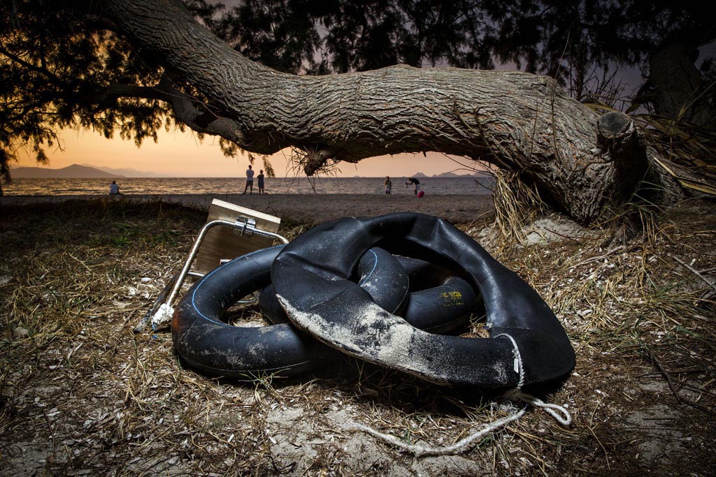 Fotoprojekt "Festung Europa" - Kos (Greece). Fotograf Lars Berg unterwegs an der EU-Au§engrenze zwischen Kos und Bodrum. Es ist der Fluchtweg fr tausende Menschen Richtung Europa. Von Bodrum an der tuerkischen Kueste ueber das Mittelmeer zur griechischen Insel Kos. In ueberfuellten Schlauchbooten treten sie in der Nacht die lebensgefaehrliche Fahrt ber die Aegaeis an.Die Utensilien ihrer Flucht nach Europa bleiben im Ferienparadies zurck.