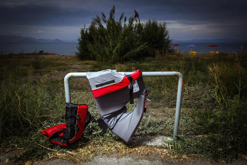 Fotoprojekt "Festung Europa" - Kos (Greece). Fotograf Lars Berg unterwegs an der EU-Au§engrenze zwischen Kos und Bodrum. Es ist der Fluchtweg fr tausende Menschen Richtung Europa. Von Bodrum an der tuerkischen Kueste ueber das Mittelmeer zur griechischen Insel Kos. In ueberfuellten Schlauchbooten treten sie in der Nacht die lebensgefaehrliche Fahrt ber die Aegaeis an.Die Utensilien ihrer Flucht nach Europa bleiben im Ferienparadies zurck.