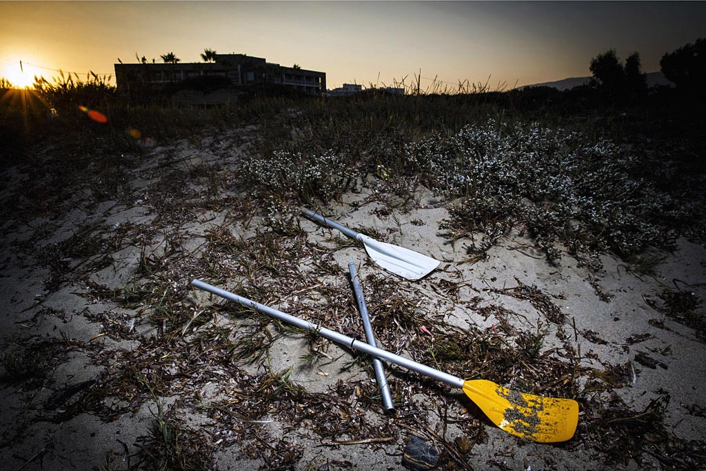 Fotoprojekt "Festung Europa" - Kos (Greece). Fotograf Lars Berg unterwegs an der EU-Au§engrenze zwischen Kos und Bodrum. Es ist der Fluchtweg fr tausende Menschen Richtung Europa. Von Bodrum an der tuerkischen Kueste ueber das Mittelmeer zur griechischen Insel Kos. In ueberfuellten Schlauchbooten treten sie in der Nacht die lebensgefaehrliche Fahrt ber die Aegaeis an.Die Utensilien ihrer Flucht nach Europa bleiben im Ferienparadies zurck.