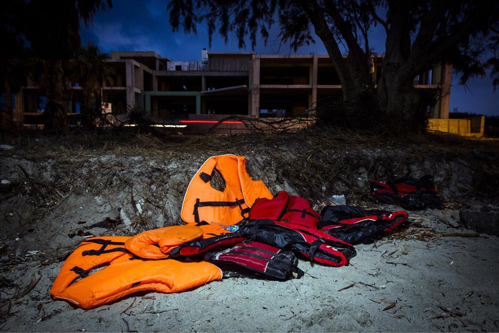 Fotoprojekt "Festung Europa" - Kos (Greece). Fotograf Lars Berg unterwegs an der EU-Au§engrenze zwischen Kos und Bodrum. Es ist der Fluchtweg fr tausende Menschen Richtung Europa. Von Bodrum an der tuerkischen Kueste ueber das Mittelmeer zur griechischen Insel Kos. In ueberfuellten Schlauchbooten treten sie in der Nacht die lebensgefaehrliche Fahrt ber die Aegaeis an.Die Utensilien ihrer Flucht nach Europa bleiben im Ferienparadies zurck.