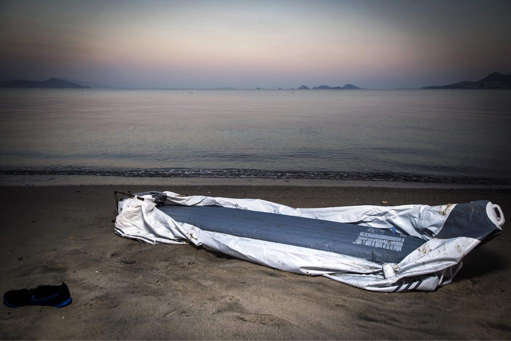 Fotoprojekt "Festung Europa" - Kos (Greece). Fotograf Lars Berg unterwegs an der EU-Au§engrenze zwischen Kos und Bodrum. Es ist der Fluchtweg fr tausende Menschen Richtung Europa. Von Bodrum an der tuerkischen Kueste ueber das Mittelmeer zur griechischen Insel Kos. In ueberfuellten Schlauchbooten treten sie in der Nacht die lebensgefaehrliche Fahrt ber die Aegaeis an.Die Utensilien ihrer Flucht nach Europa bleiben im Ferienparadies zurck.