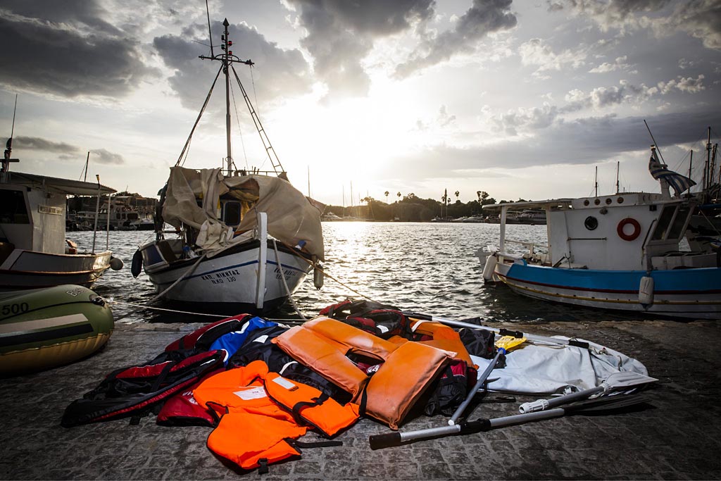 Fotoprojekt "Festung Europa" - Kos (Greece). Fotograf Lars Berg unterwegs an der EU-Au§engrenze zwischen Kos und Bodrum. Es ist der Fluchtweg fr tausende Menschen Richtung Europa. Von Bodrum an der tuerkischen Kueste ueber das Mittelmeer zur griechischen Insel Kos. In ueberfuellten Schlauchbooten treten sie in der Nacht die lebensgefaehrliche Fahrt ber die Aegaeis an.Die Utensilien ihrer Flucht nach Europa bleiben im Ferienparadies zurck.