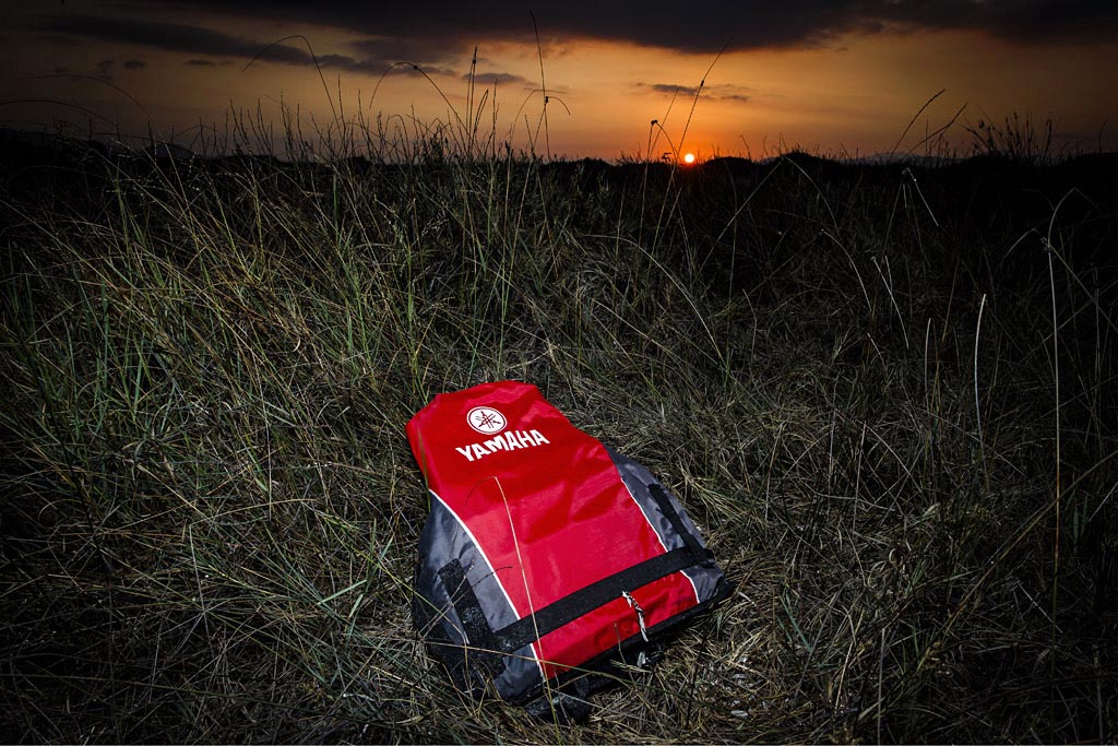 Fotoprojekt "Festung Europa" - Kos (Greece). Fotograf Lars Berg unterwegs an der EU-Au§engrenze zwischen Kos und Bodrum. Es ist der Fluchtweg fr tausende Menschen Richtung Europa. Von Bodrum an der tuerkischen Kueste ueber das Mittelmeer zur griechischen Insel Kos. In ueberfuellten Schlauchbooten treten sie in der Nacht die lebensgefaehrliche Fahrt ber die Aegaeis an.Die Utensilien ihrer Flucht nach Europa bleiben im Ferienparadies zurck.