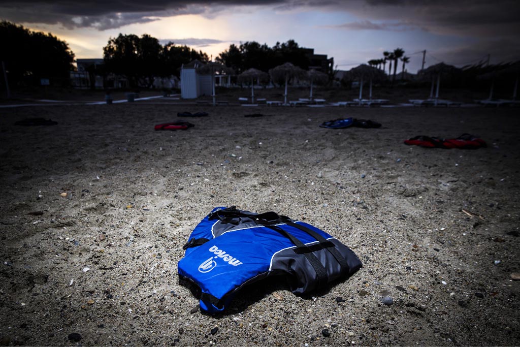 Fotoprojekt "Festung Europa" - Kos (Greece). Fotograf Lars Berg unterwegs an der EU-Au§engrenze zwischen Kos und Bodrum. Es ist der Fluchtweg fr tausende Menschen Richtung Europa. Von Bodrum an der tuerkischen Kueste ueber das Mittelmeer zur griechischen Insel Kos. In ueberfuellten Schlauchbooten treten sie in der Nacht die lebensgefaehrliche Fahrt ber die Aegaeis an.Die Utensilien ihrer Flucht nach Europa bleiben im Ferienparadies zurck.