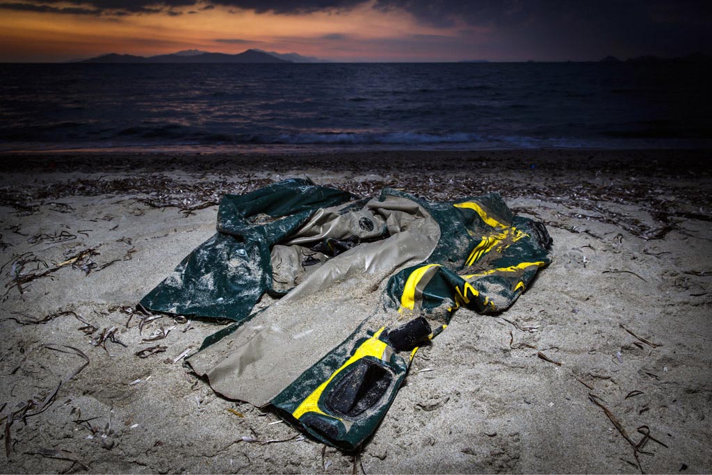 Fotoprojekt "Festung Europa" - Kos (Greece). Fotograf Lars Berg unterwegs an der EU-Au§engrenze zwischen Kos und Bodrum. Es ist der Fluchtweg fr tausende Menschen Richtung Europa. Von Bodrum an der tuerkischen Kueste ueber das Mittelmeer zur griechischen Insel Kos. In ueberfuellten Schlauchbooten treten sie in der Nacht die lebensgefaehrliche Fahrt ber die Aegaeis an.Die Utensilien ihrer Flucht nach Europa bleiben im Ferienparadies zurck.