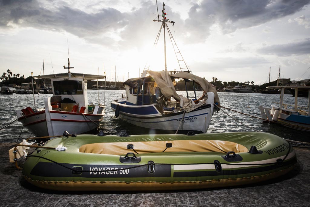 Fotoprojekt "Festung Europa" - Kos (Greece). Fotograf Lars Berg unterwegs an der EU-Au§engrenze zwischen Kos und Bodrum. Es ist der Fluchtweg fr tausende Menschen Richtung Europa. Von Bodrum an der tuerkischen Kueste ueber das Mittelmeer zur griechischen Insel Kos. In ueberfuellten Schlauchbooten treten sie in der Nacht die lebensgefaehrliche Fahrt ber die Aegaeis an.Die Utensilien ihrer Flucht nach Europa bleiben im Ferienparadies zurck.