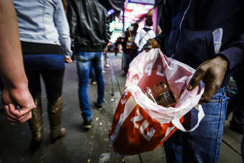 Urheberrechtlich geschuetzte Aufnahmen. Jede Verwendung ist honorarpflichtig und muss beim Urheber angezeigt werden!  [CREDIT: Lars Berg / WWW.LARSBERG.EU Ê- Lars Berg, Von der Tinnenstrasse 13, 48145 Muenster, Germany, mobile +49 179 1379630, Bank: Commerzbank Mnster, IBAN: DE09 4008 0040 0600 9372 00 BIC: DRES DE FF 400, Finanzamt Muenster-Innenstadt, Steuernummer 337/5017/1774, USt-IdNr. DE247738150 - Verwendung nur gegen Namensnennung, Beleg und Honorar entsprechend aktueller MFMPreisliste zzgl. 7 Prozent MwSt - Bei der Verwendung ausserhalb journalistischer Berichterstattung (z.B. Werbung etc.) bitte vorher mit dem Autor Kontakt aufnehmen. Es wird grundsaetzlich keine Einholung von Persoenlichkeits-, Kunst- oder Markenrechten zugesichert, es sei denn, dies ist hier in der Bildbeschriftung ausdruecklich vermerkt. Die Einholung dieser Rechte obliegt dem Nutzer. Es gelten die unter WWW.LARSBERG.EU aufgefhrten AGB. - NO MODEL RELEASE - ]
