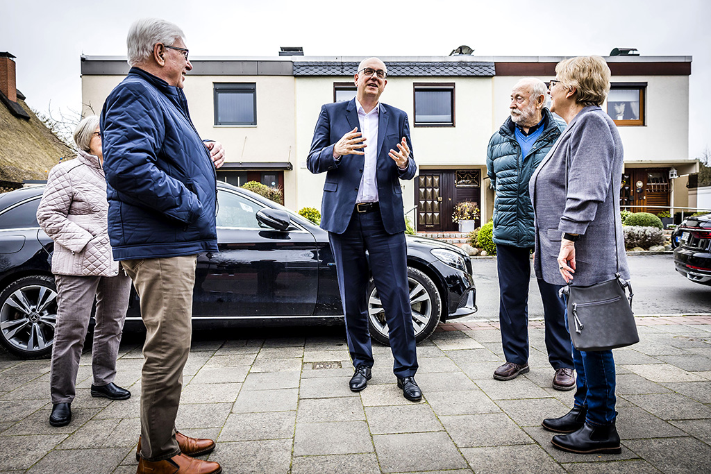 Urheberrechtlich geschuetzte Aufnahmen. Jede Verwendung ist honorarpflichtig und muss beim Urheber angezeigt werden!

[CREDIT: Lars Berg / WWW.LARSBERG.EU - Lars Berg, Von der Tinnenstrasse 13, 48145 Muenster, Germany, mobile +49 179 1379630, Bank: Commerzbank Mnster, IBAN: DE09 4008 0040 0600 9372 00 BIC: DRES DE FF 400, Finanzamt Muenster-Innenstadt, Steuernummer 337/5017/1774, USt-IdNr. DE247738150 - Verwendung nur gegen Namensnennung, Beleg und Honorar entsprechend aktueller MFMPreisliste zzgl. 7 Prozent MwSt - Bei der Verwendung ausserhalb journalistischer Berichterstattung (z.B. Werbung etc.) bitte vorher mit dem Autor Kontakt aufnehmen. Es wird grundsaetzlich keine Einholung von Persoenlichkeits-, Kunst- oder Markenrechten zugesichert, es sei denn, dies ist hier in der Bildbeschriftung ausdruecklich vermerkt. Die Einholung dieser Rechte obliegt dem Nutzer. Es gelten die unter WWW.LARSBERG.EU aufgefuehrten AGB. - NO MODEL RELEASE - ]