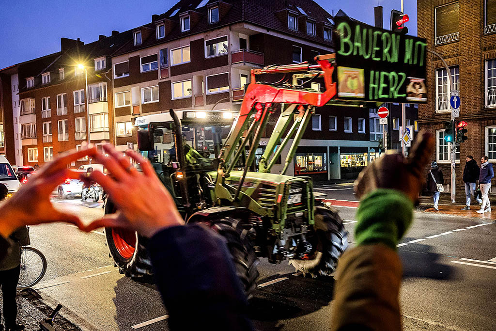 Urheberrechtlich geschuetzte Aufnahmen. Jede Verwendung ist honorarpflichtig und muss beim Urheber angezeigt werden!

[CREDIT: Lars Berg / WWW.LARSBERG.EU - Lars Berg, Von der Tinnenstrasse 13, 48145 Muenster, Germany, mobile +49 179 1379630, Bank: Commerzbank Mnster, IBAN: DE09 4008 0040 0600 9372 00 BIC: DRES DE FF 400, Finanzamt Muenster-Innenstadt, Steuernummer 337/5017/1774, USt-IdNr. DE247738150 - Verwendung nur gegen Namensnennung, Beleg und Honorar entsprechend aktueller MFMPreisliste zzgl. 7 Prozent MwSt - Bei der Verwendung ausserhalb journalistischer Berichterstattung (z.B. Werbung etc.) bitte vorher mit dem Autor Kontakt aufnehmen. Es wird grundsaetzlich keine Einholung von Persoenlichkeits-, Kunst- oder Markenrechten zugesichert, es sei denn, dies ist hier in der Bildbeschriftung ausdruecklich vermerkt. Die Einholung dieser Rechte obliegt dem Nutzer. Es gelten die unter WWW.LARSBERG.EU aufgefuehrten AGB. - NO MODEL RELEASE - ]