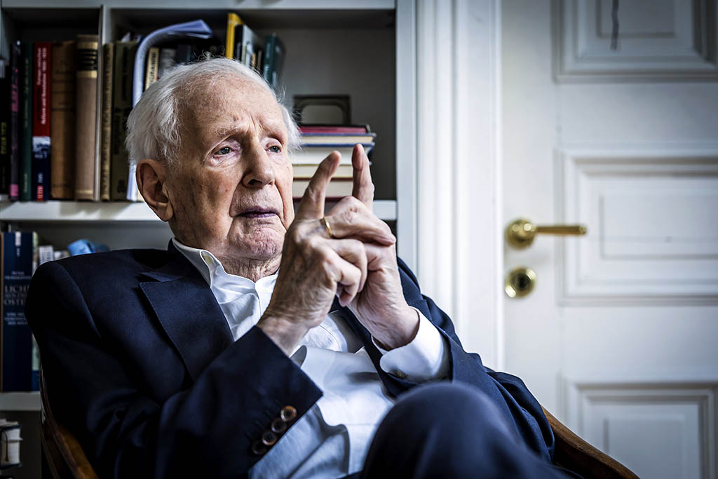 Urheberrechtlich geschuetzte Aufnahmen. Jede Verwendung ist honorarpflichtig und muss beim Urheber angezeigt werden!

[CREDIT: Lars Berg / WWW.LARSBERG.EU - Lars Berg, Von der Tinnenstrasse 13, 48145 Muenster, Germany, mobile +49 179 1379630, Bank: Commerzbank Mnster, IBAN: DE09 4008 0040 0600 9372 00 BIC: DRES DE FF 400, Finanzamt Muenster-Innenstadt, Steuernummer 337/5017/1774, USt-IdNr. DE247738150 - Verwendung nur gegen Namensnennung, Beleg und Honorar entsprechend aktueller MFMPreisliste zzgl. 7 Prozent MwSt - Bei der Verwendung ausserhalb journalistischer Berichterstattung (z.B. Werbung etc.) bitte vorher mit dem Autor Kontakt aufnehmen. Es wird grundsaetzlich keine Einholung von Persoenlichkeits-, Kunst- oder Markenrechten zugesichert, es sei denn, dies ist hier in der Bildbeschriftung ausdruecklich vermerkt. Die Einholung dieser Rechte obliegt dem Nutzer. Es gelten die unter WWW.LARSBERG.EU aufgefuehrten AGB. - NO MODEL RELEASE - ]